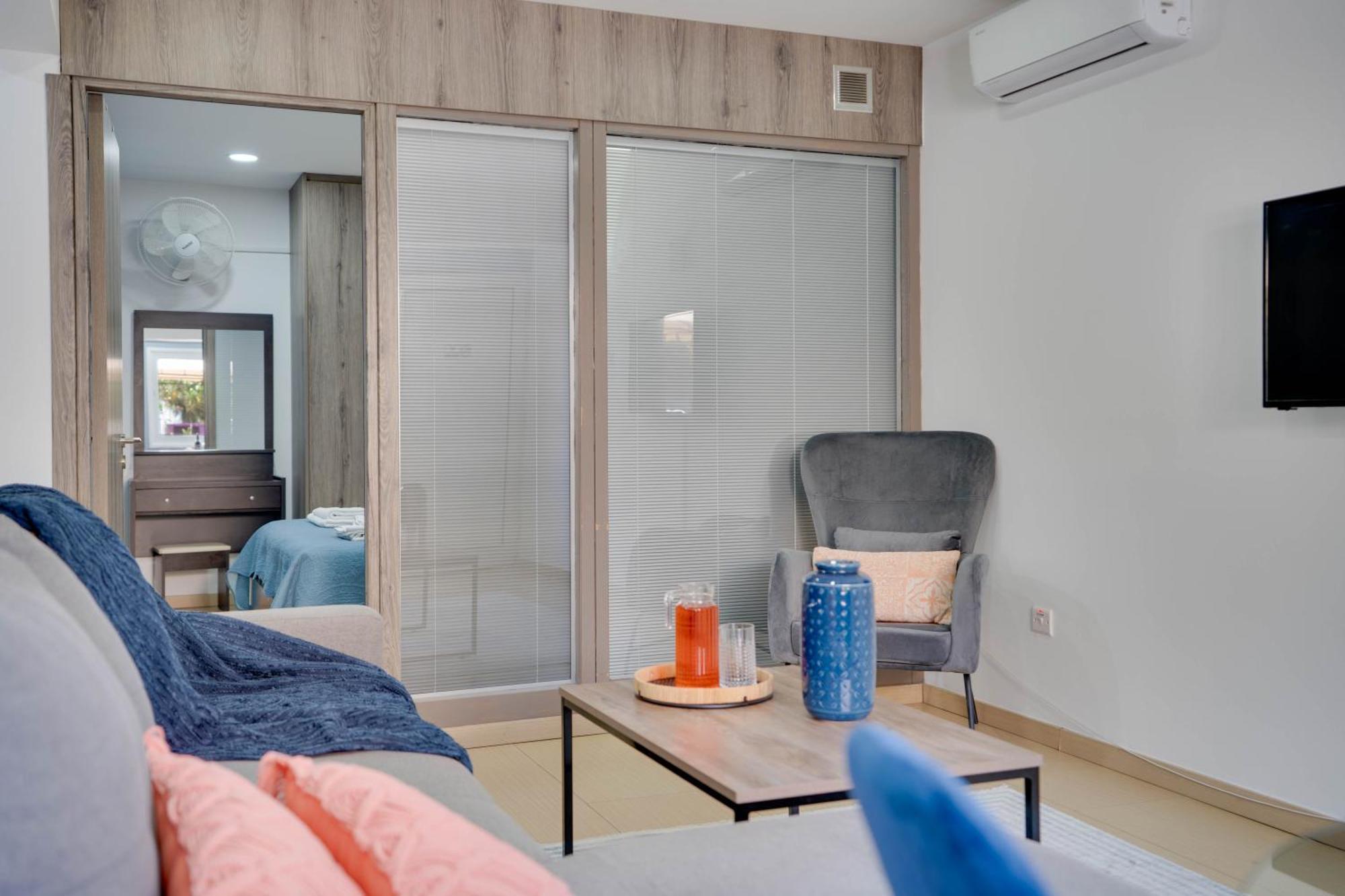 Atlantis Apartments 50M From Makenzy Seafront Larnaca Exterior photo