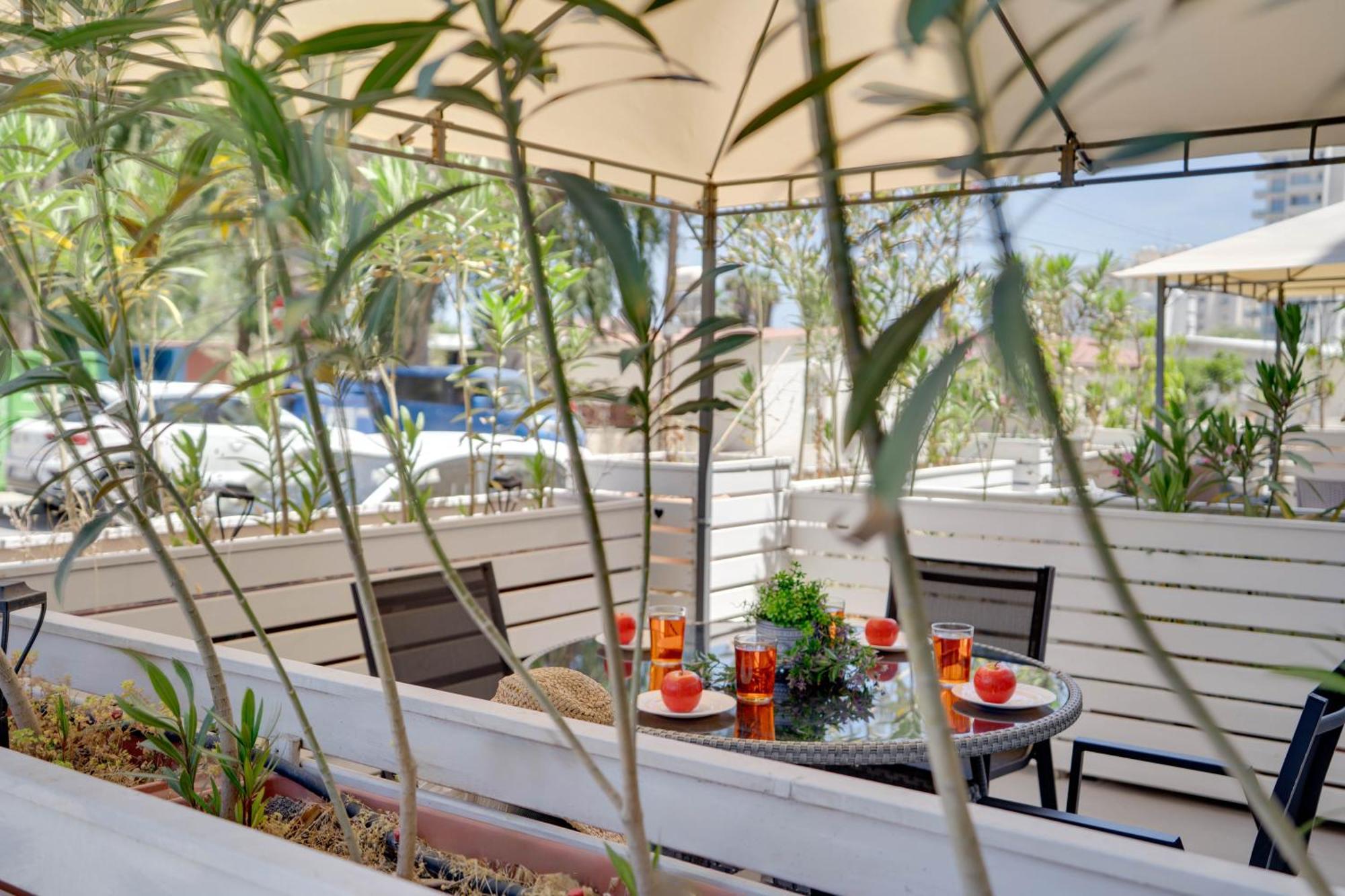 Atlantis Apartments 50M From Makenzy Seafront Larnaca Exterior photo