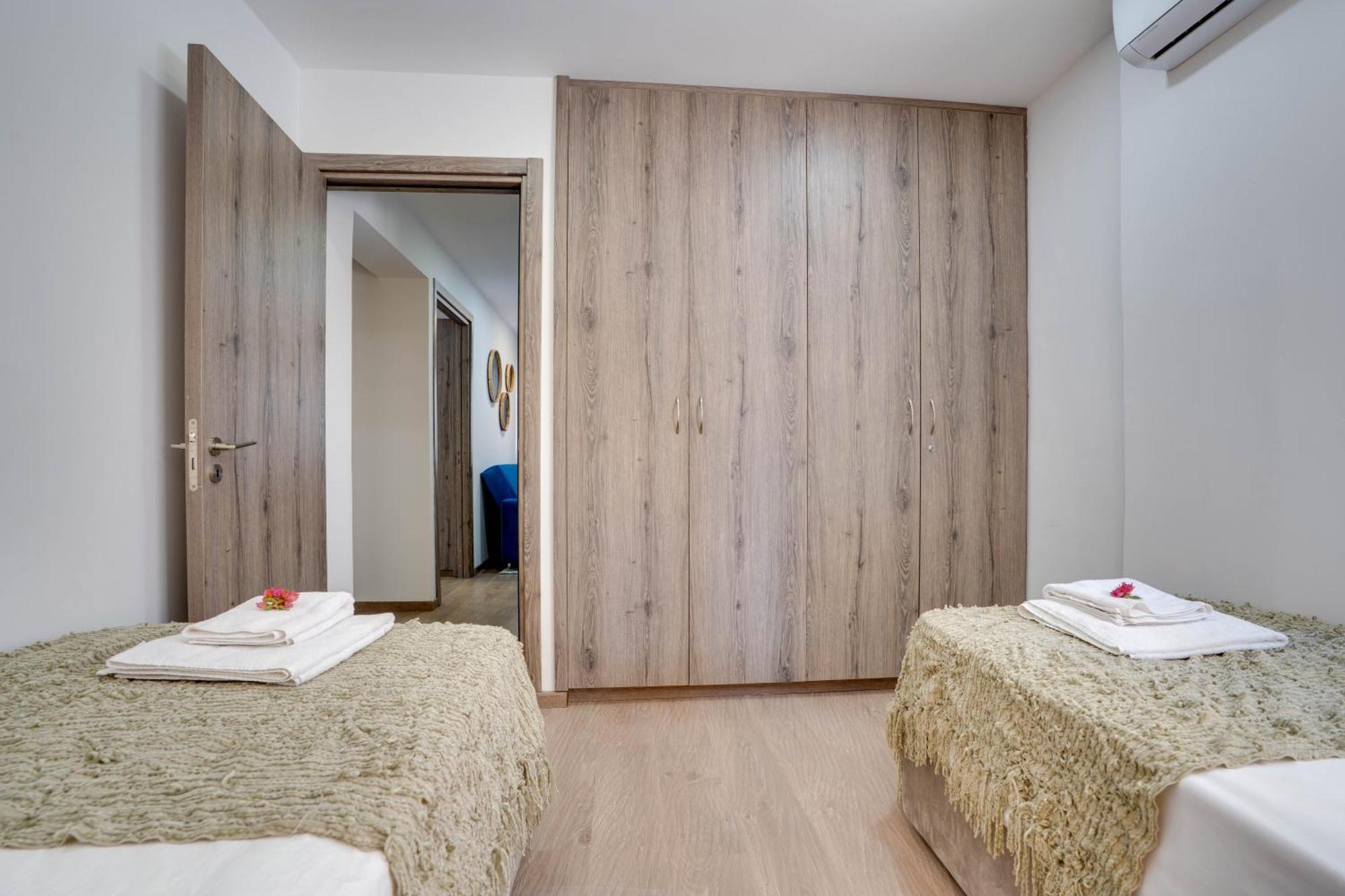 Atlantis Apartments 50M From Makenzy Seafront Larnaca Exterior photo